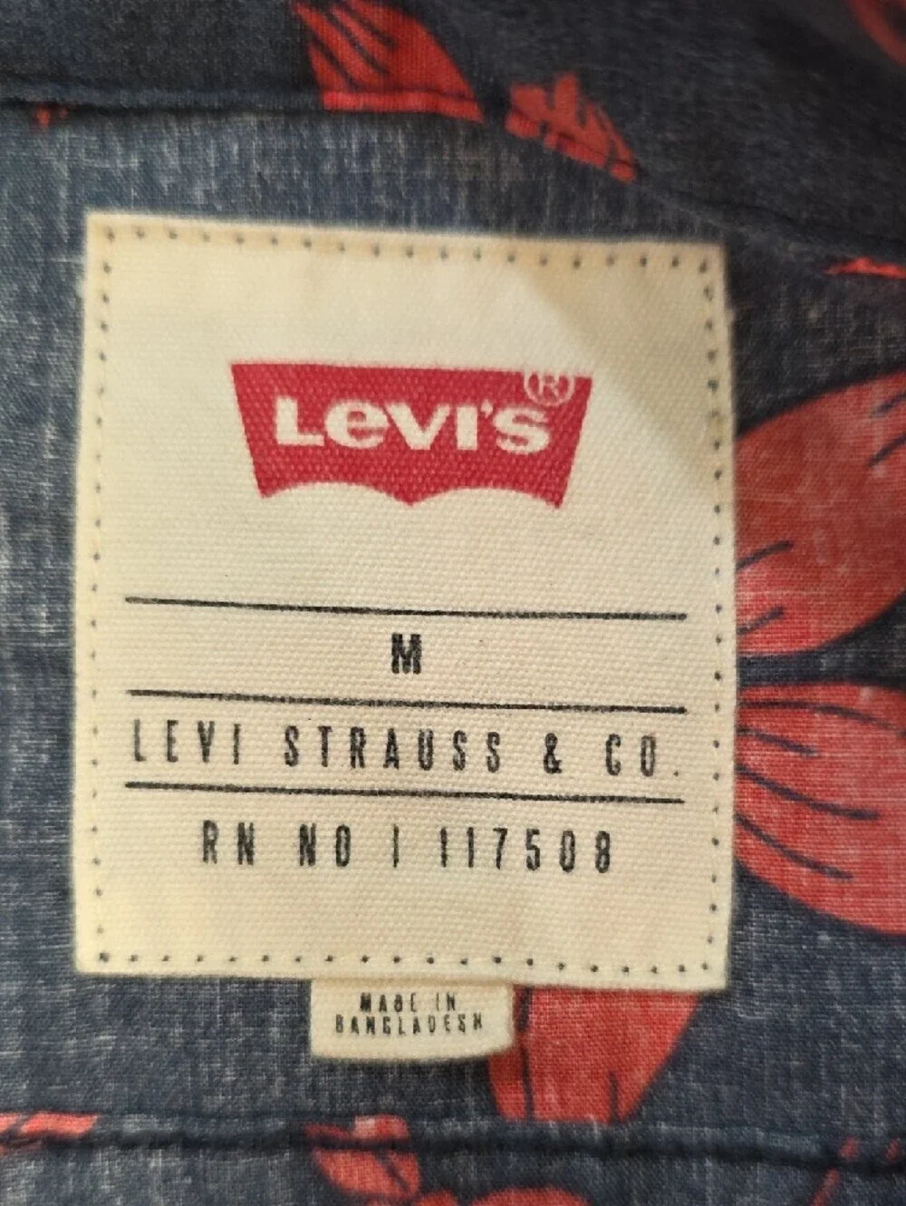 692. Levi's Men's Blue Chambray Red Floral Tropical Button Down Short Sleeve